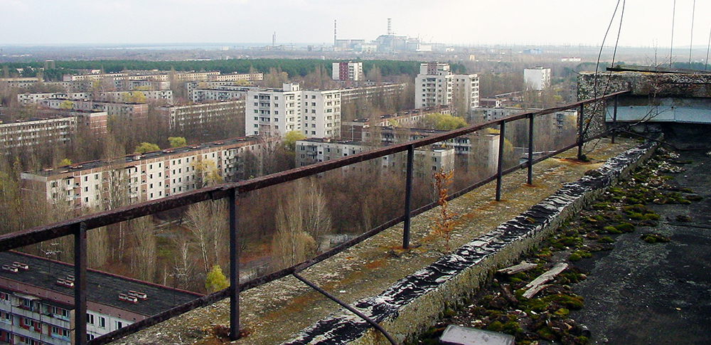 Припять. Вид на Чернобыльскую АЭС и город с крыши жилого дома, 2005 год. Источник: ru.wikipedia.org