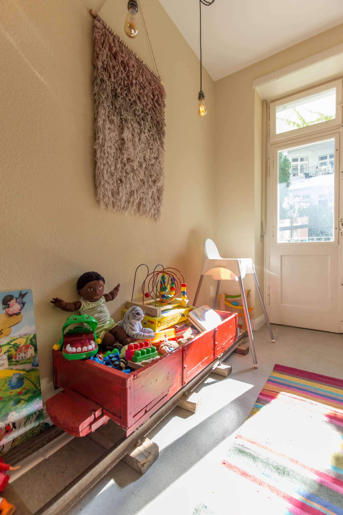 Kinderzimmer mit Spielzeug und Puppen