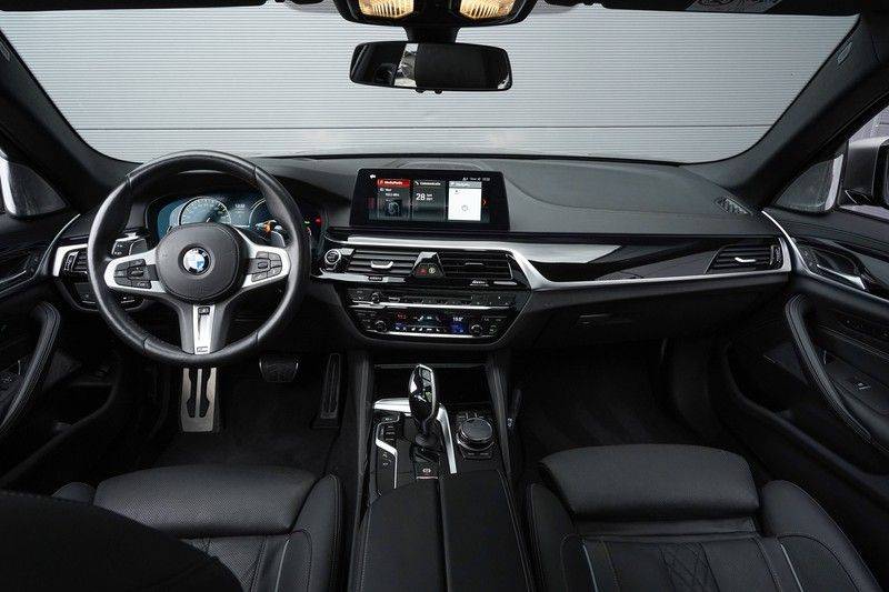 BMW 5 Serie M550d X-Drive M-Pakket Shadow B&W Camera 360° Massage 20" afbeelding 2