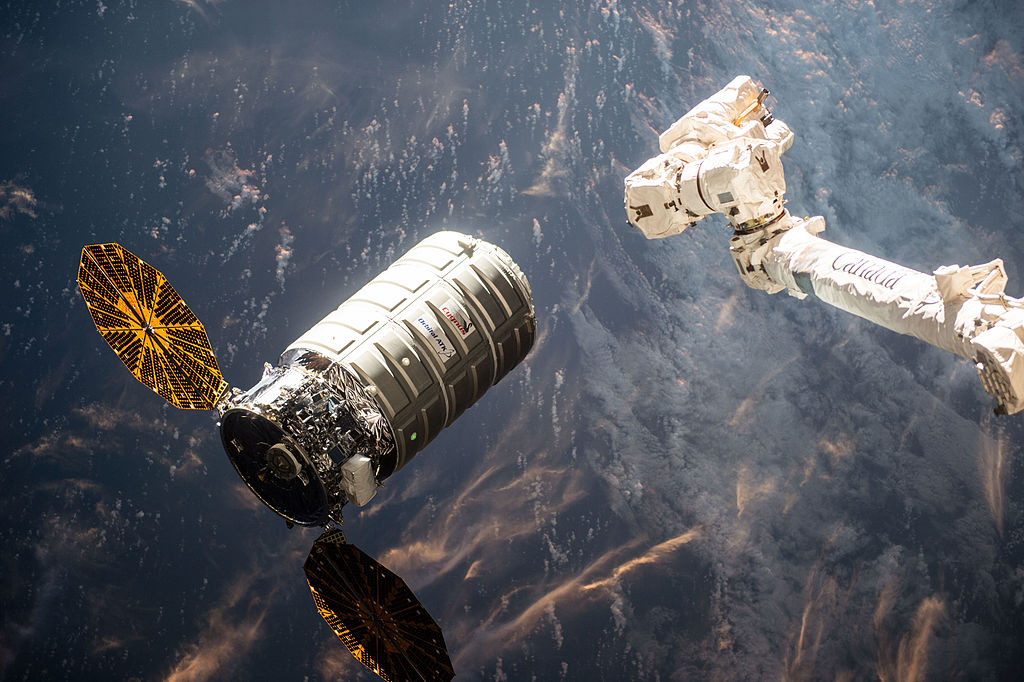 Imaginea 2: Capsula Cygnus OA-6, înainte de a fi capturată folosind brațul robotic CanadArm-2 al Stației Spațiale Internaționale (26.03.2016). Sursa foto: NASA.