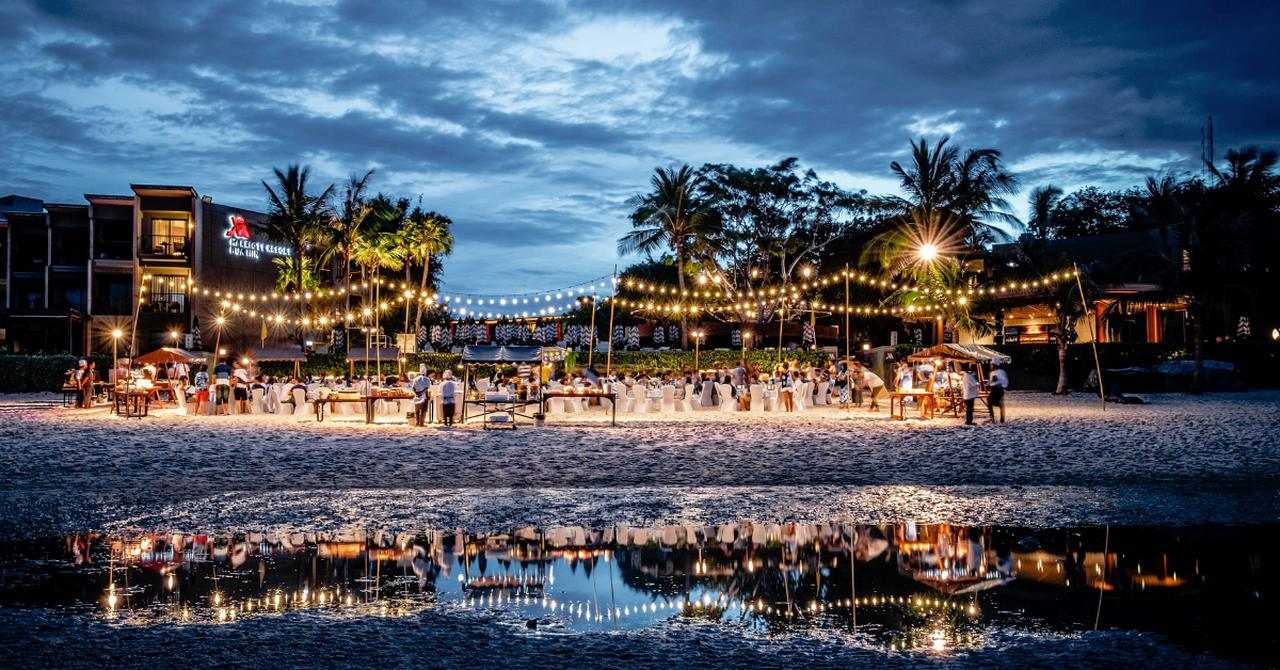 Das Hochzeitsmotto Beachparty opulent am Strand feiern.