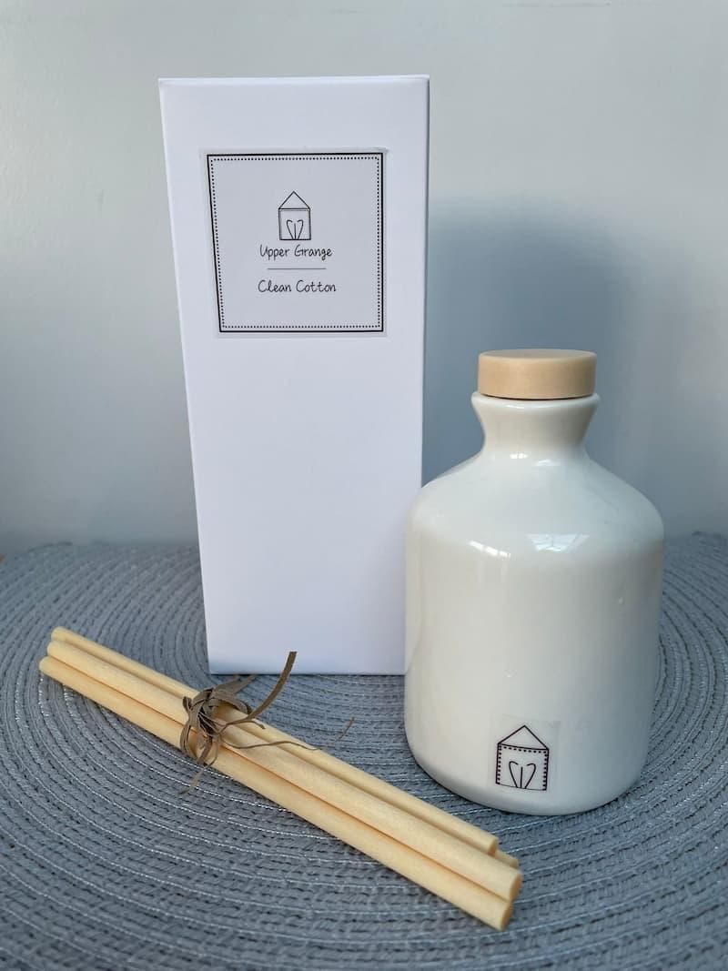 Ceramic bottle with natural chunky 6mm fibre reeds