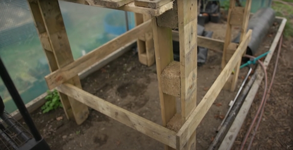 A pallet structure for watering seedling