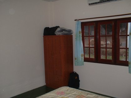 Sehen Sie das geräumige Bett, das geradezu auf Belegung wartet sowie die verschiedenen Fenster die nach draußen führen. Ein kleiner Schrank lädt zum Verweilen ein.
Und nun noch eine Außenansicht des Komplexes:
Beachten Sie bitte das erfahren platzierte Moped, es zieht sich wie ein roter Faden durch die schreiBBloga.de!
Vielen Dank für Ihren Besuch und kommen Sie bloß nicht wieder. Es sei denn, Sie bringen ein Geschenk mit. Danke.