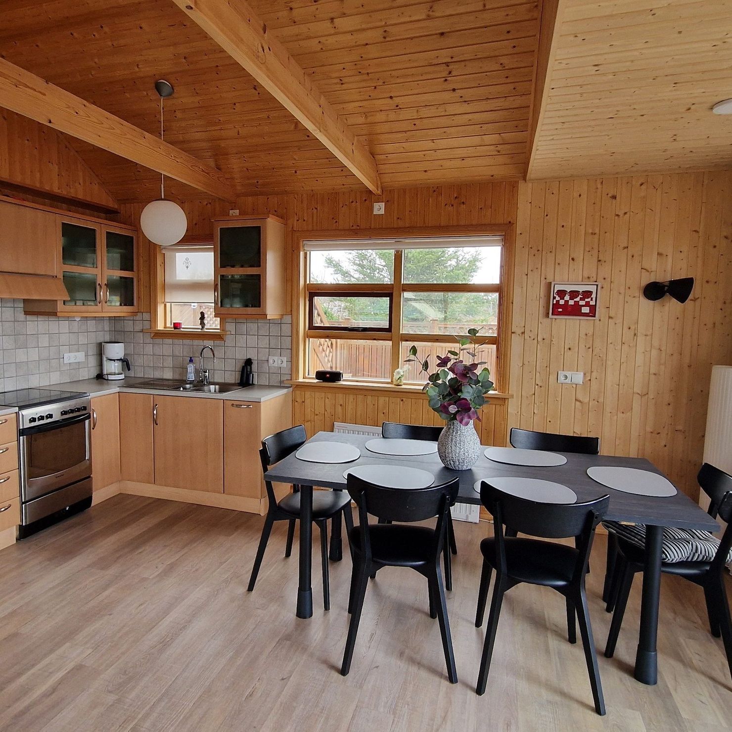 Moderne Eckküche mit großem Kühlschrank und Esstisch für 6 Personen