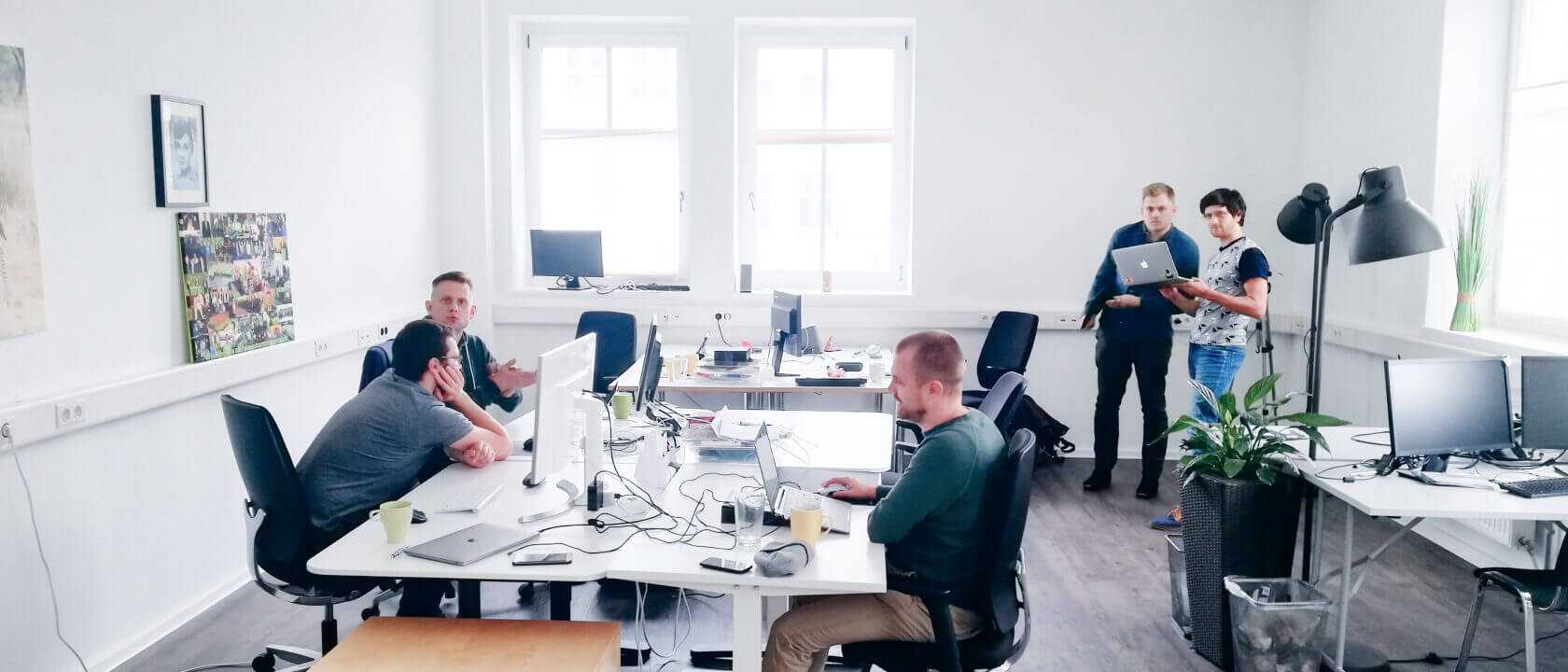 impression of the rentware team in the office at work