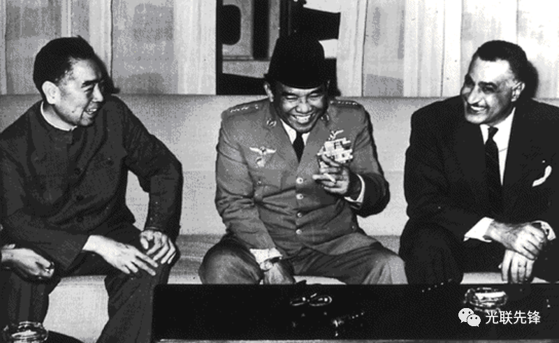 会议期间,苏加诺与周恩来交谈
