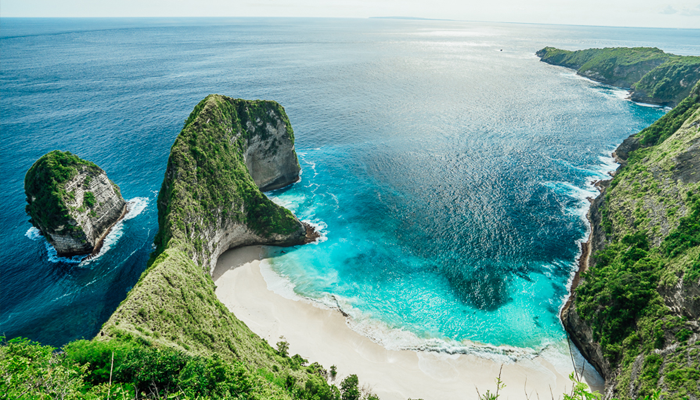 The famous Keling King Beach on the south side of Nusa Penida.