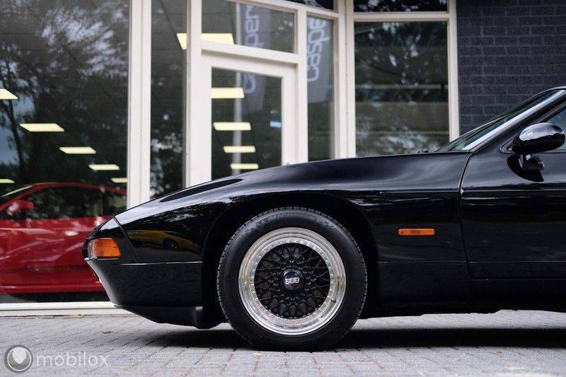 Porsche 928 5.0 S4 Coupé | BBS | Black on Black afbeelding 8