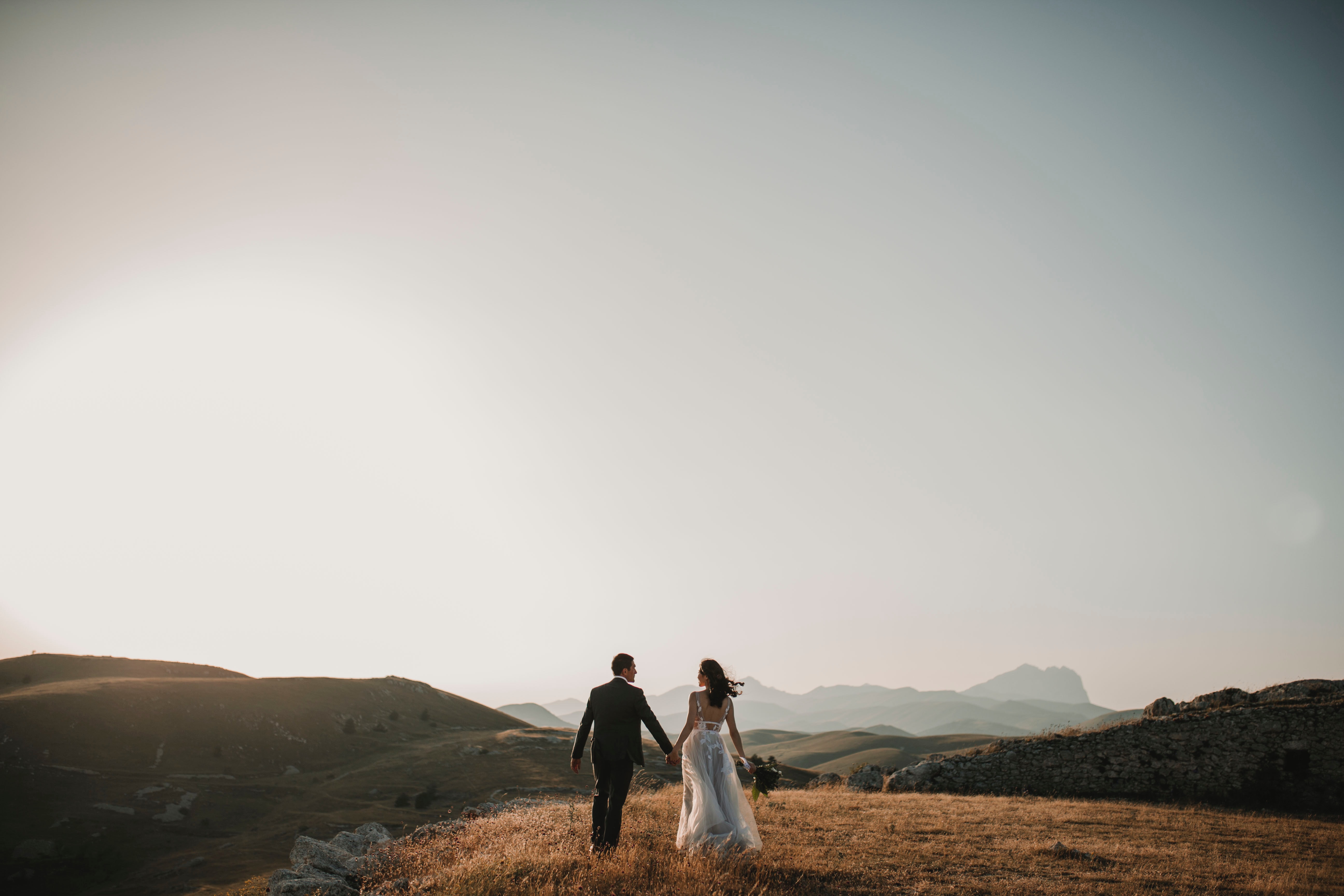 hochzeitspaar in landschaft