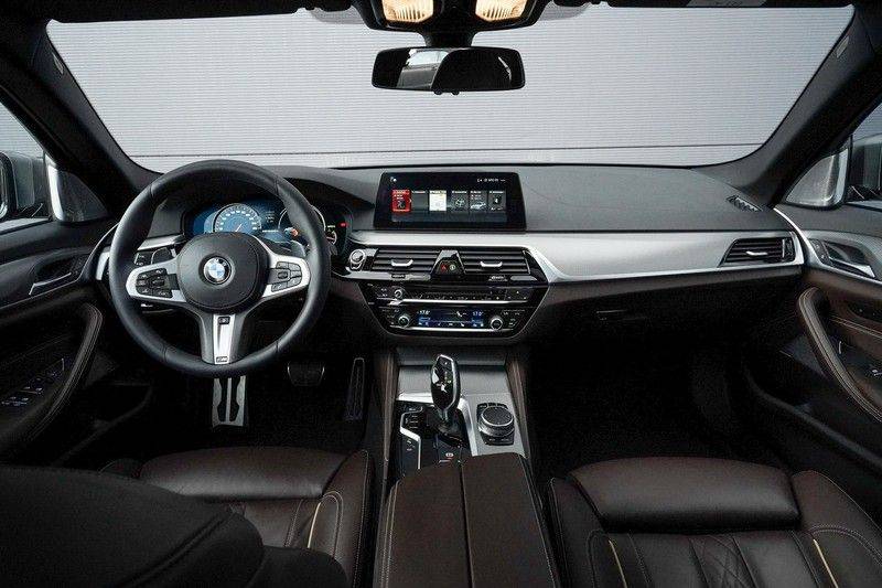 BMW 5 Serie M550i xDrive High Executive M-Pakket Pano B&W Nachtzicht Camera 360 20" afbeelding 2