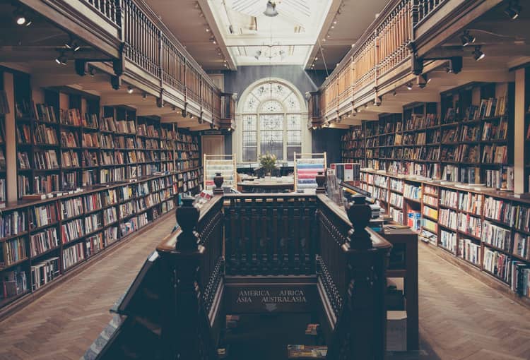 Bibliothek Bibliothek mit vielen Büchern