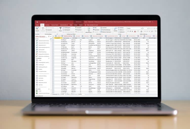 Laptop mit Access-Tabelle Laptop mit Screenshot einer Access Tabelle