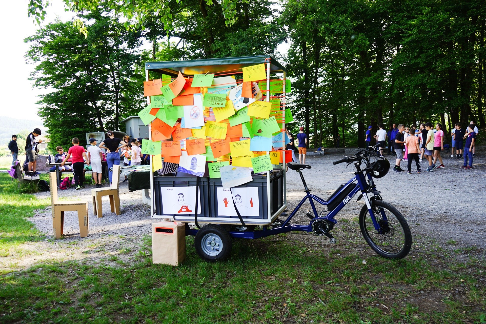 Das Zweirad Celsisu im Wald an einem Anlass mit über 100 Schüler:innen, die über eine Woche am Fahrrad ihre Gedanken deponiert haben.
