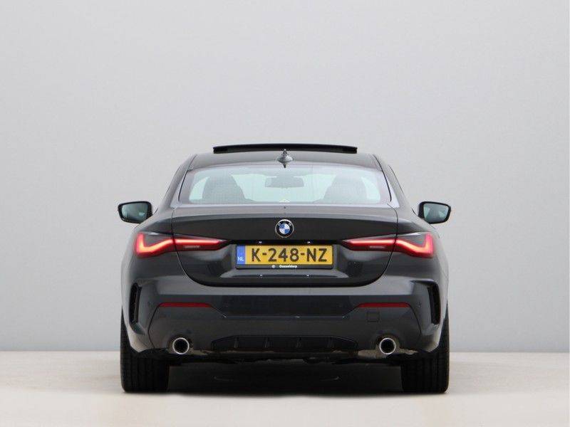 BMW 4 Serie 420i Coupé High Exe M-Sport Aut. afbeelding 10