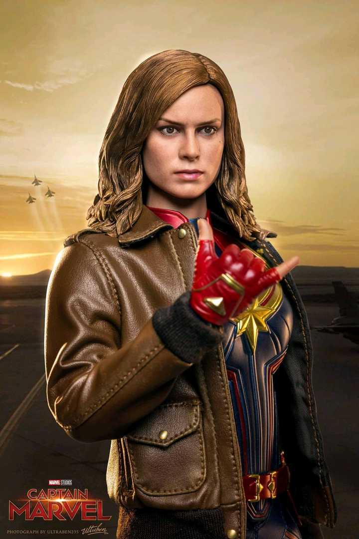 Hot Toys Captain Marvel 1/6 Action Figure