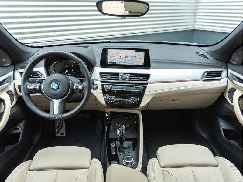 BMW X1 xDrive20i High Executive - M-Sport - Memoryzetel - Trekhaak - Panorama afbeelding 12