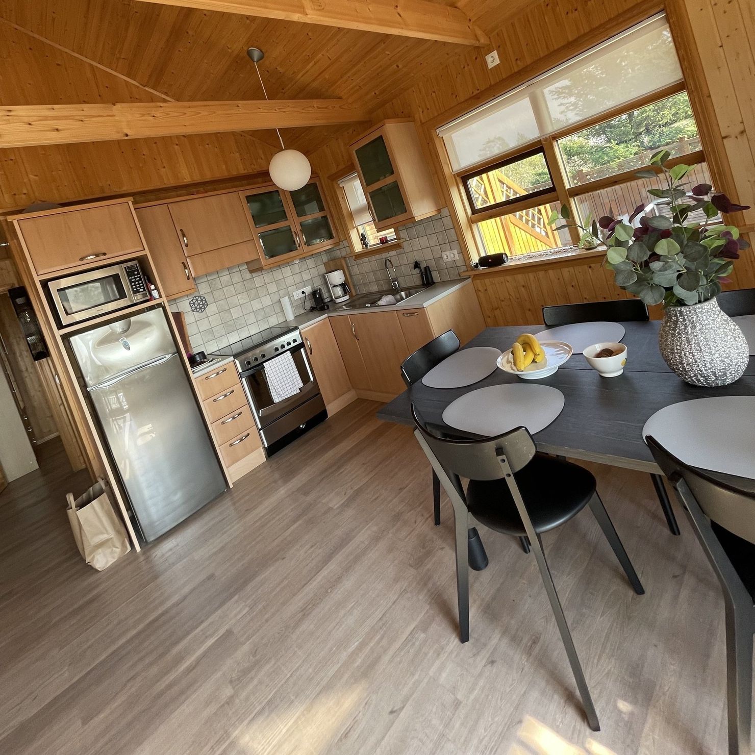 Moderne Eckküche mit großem Kühlschrank und Esstisch