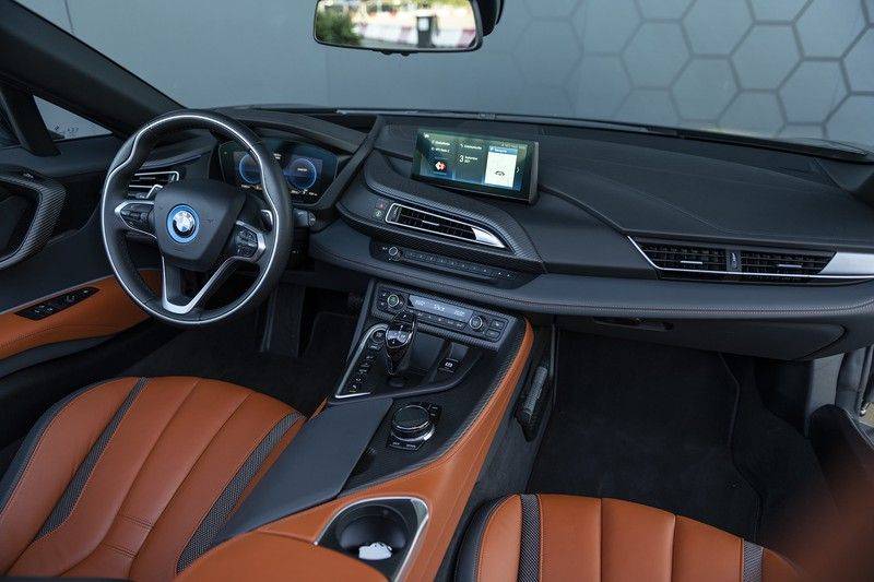 BMW i8 Roadster Dry Carbon, Carbon interieur afwerking, Accaro fijn nappa leder, Progressive package , Laser LED Koplampen afbeelding 4