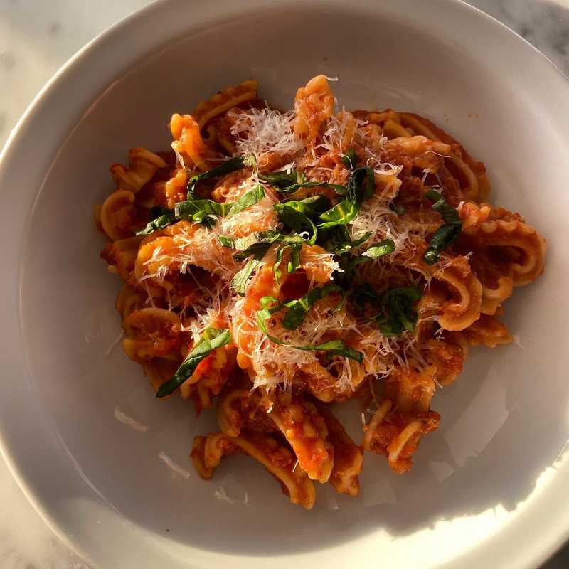 My only “complaint” (hear me out!!) about @thesporkful’s cascatelli is that you need to rethink every instinct you have about the amount of sauce. I’d say…