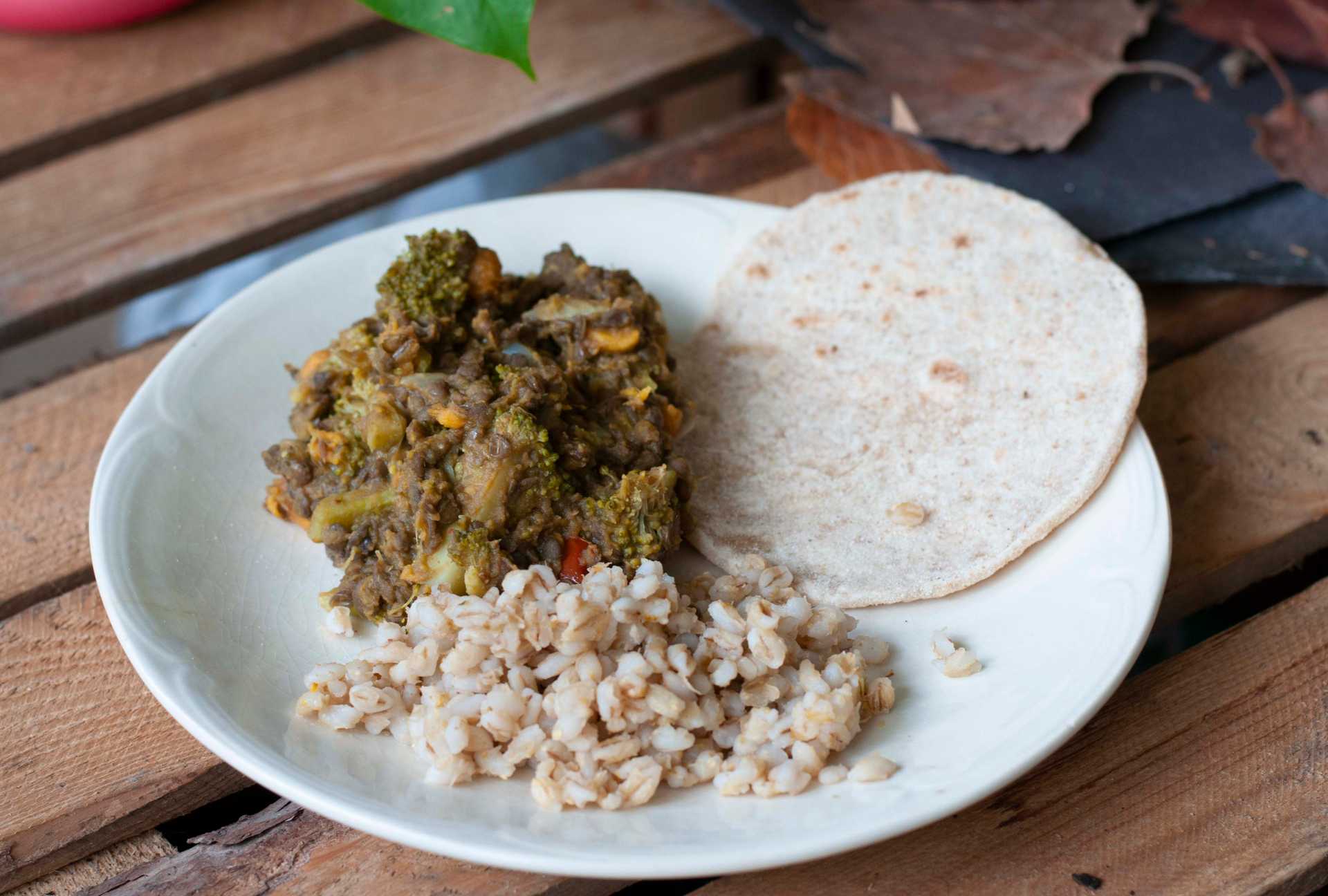 Photo du dahl avec des chapatis sur une assiette