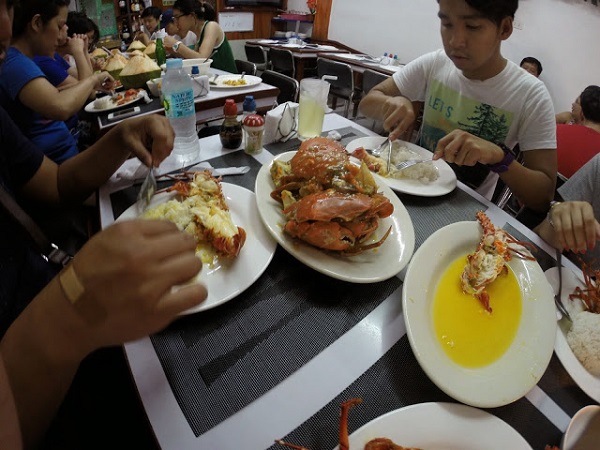 We are eating the food that we purchased from d'talipapa.