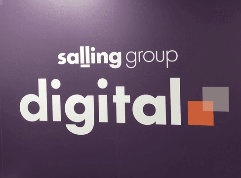Salling Group Digital logo på en lilla baggrund