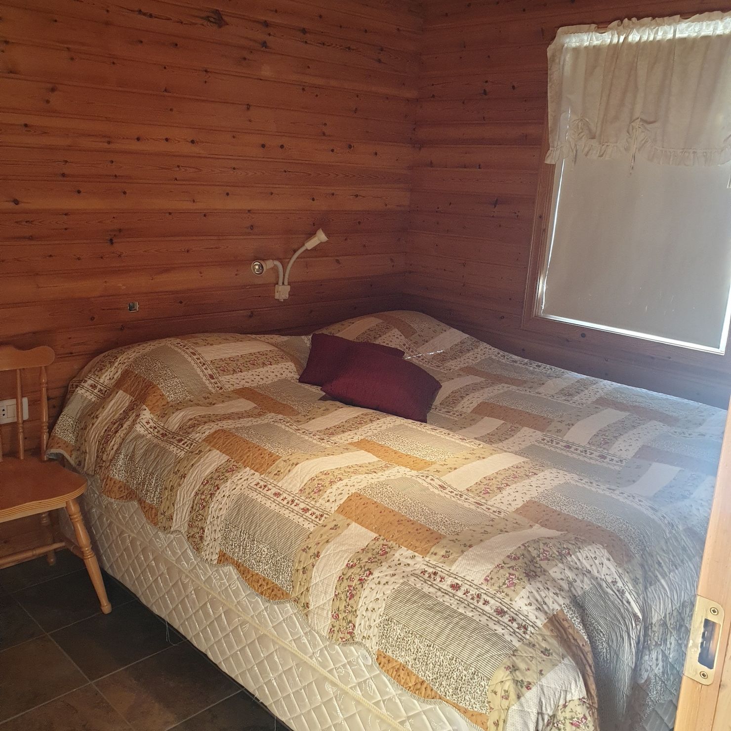 Gemütliches Schlafzimmer mit Doppelbett und Fenster