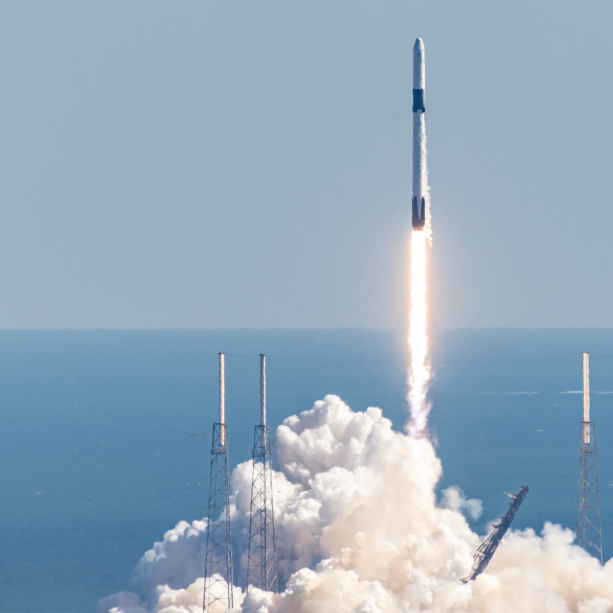 Imaginea 1: Lansarea rachetei Falcon 9 cu capsula Dragon CRS-19 spre Stația Spațială Internațională (Sursă foto: John Kraus)