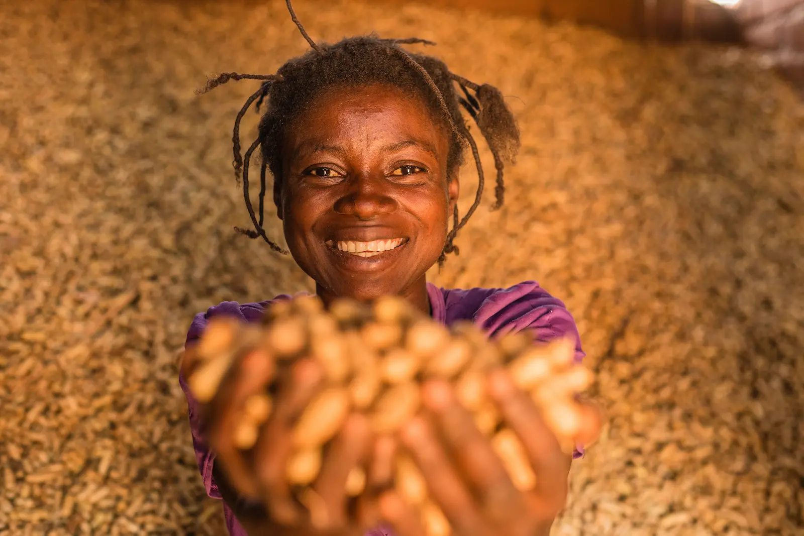 Mbuyi wa mbuyi Lucie helps her husband with selling peanuts, an income-generating activity they developed with Concern’s Graduation program in Manono, Tanganyika Province, DRC. (Photo: Pamela Tulizo / Panos for Concern Worldwide)