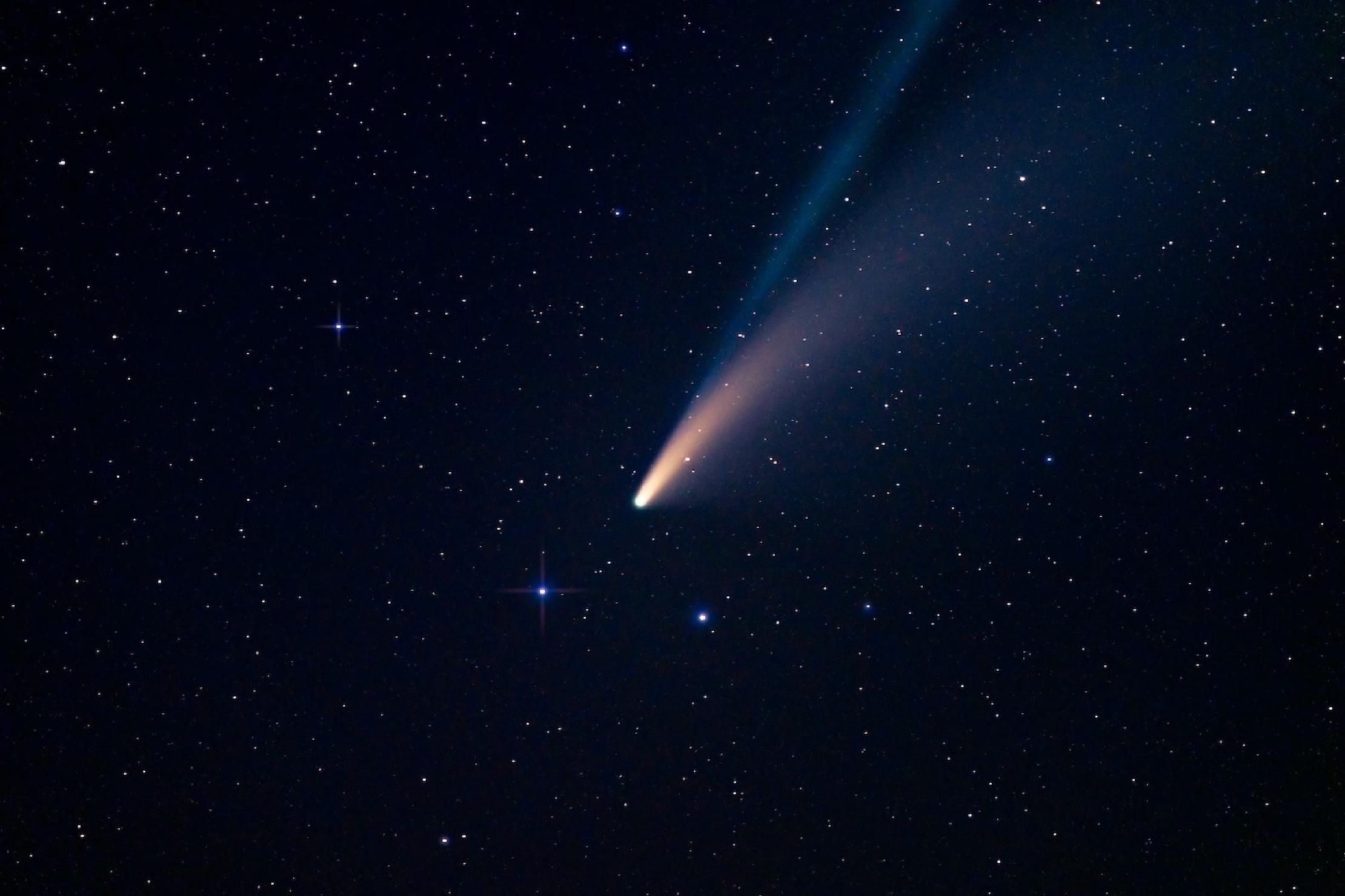 Thumbnail Comet shooting through starry night sky