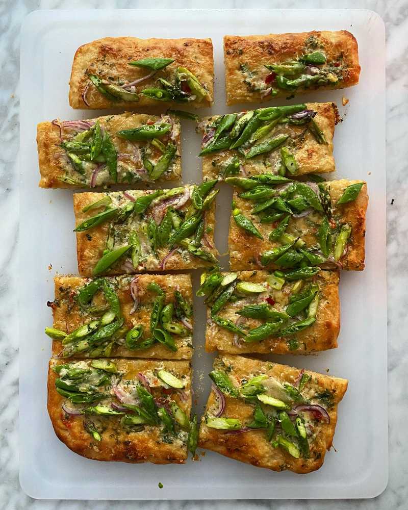 Made a Springy sheet pan flatbread with Calabrian chili garlic butter, red onion, asparagus and peas. Sourdough pizza crust. Not so secret ingredient: mayo…
