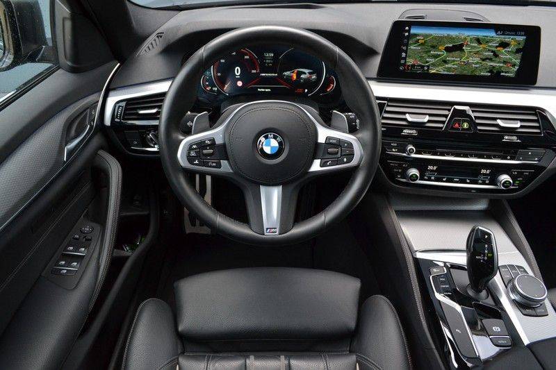 BMW 5 Serie Touring M550d xDrive 400pk Pano Standk ACC 20inch Adp-LED HUD afbeelding 10