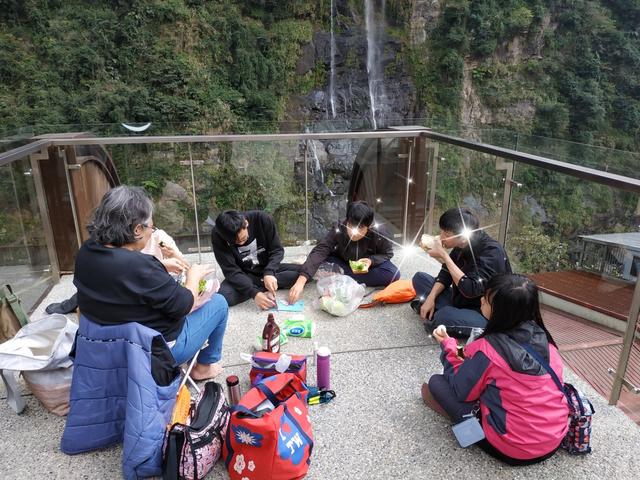 探索行動中也要記得停下來休息，大家與瀑布共進午餐。