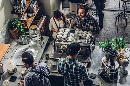 Des personnes dans un café