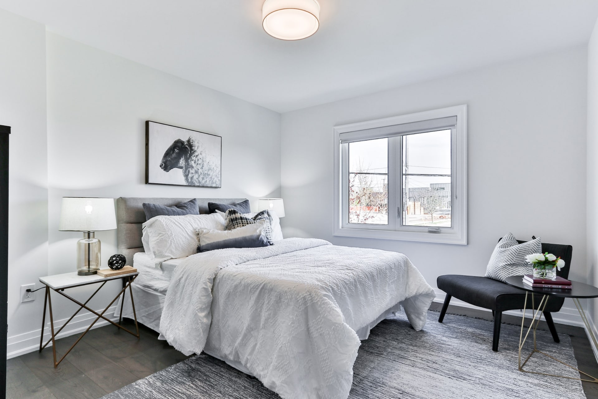 Imagen de un dormitorio moderno y minimalista.