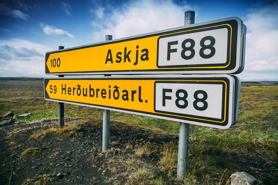 Straßenschild, Island