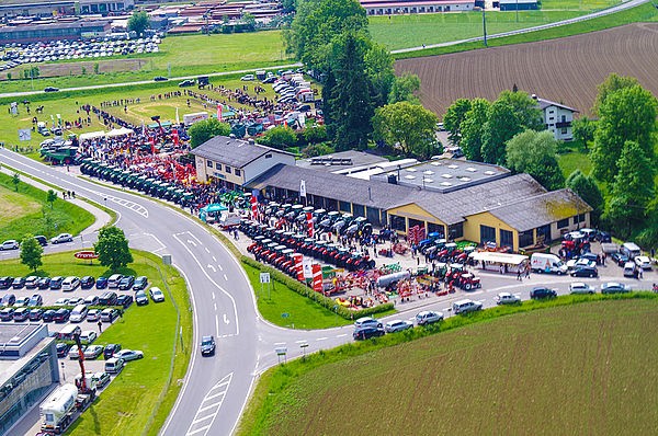 Luftbild des Firmengeländes der Mein Tracktor GmbH in Pettenbach