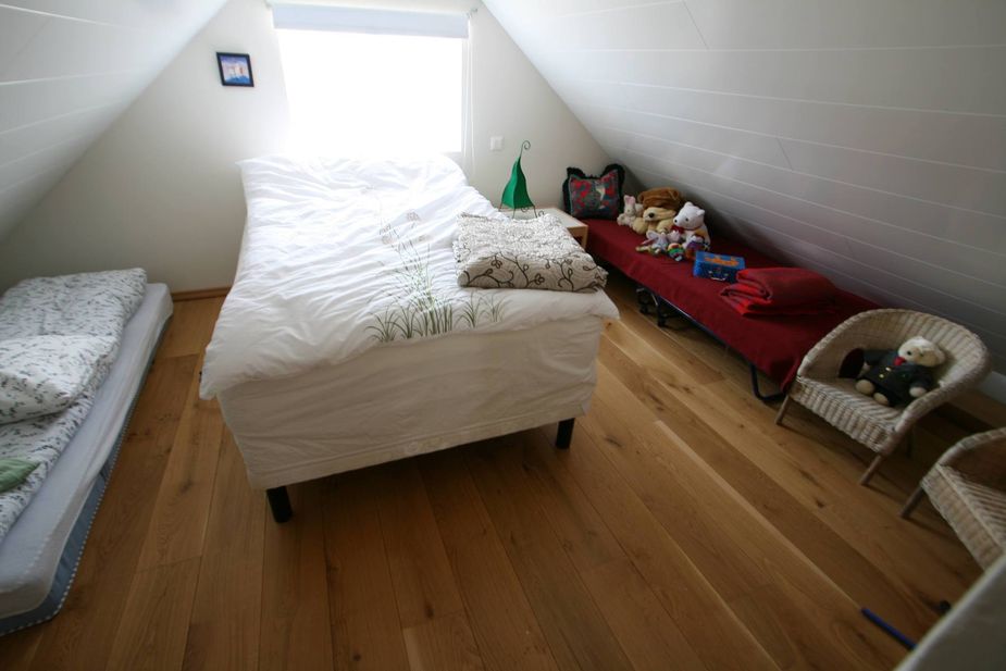Schlafbereich mit Doppelbett und extra Matraze für Kinder im Dachgeschoss