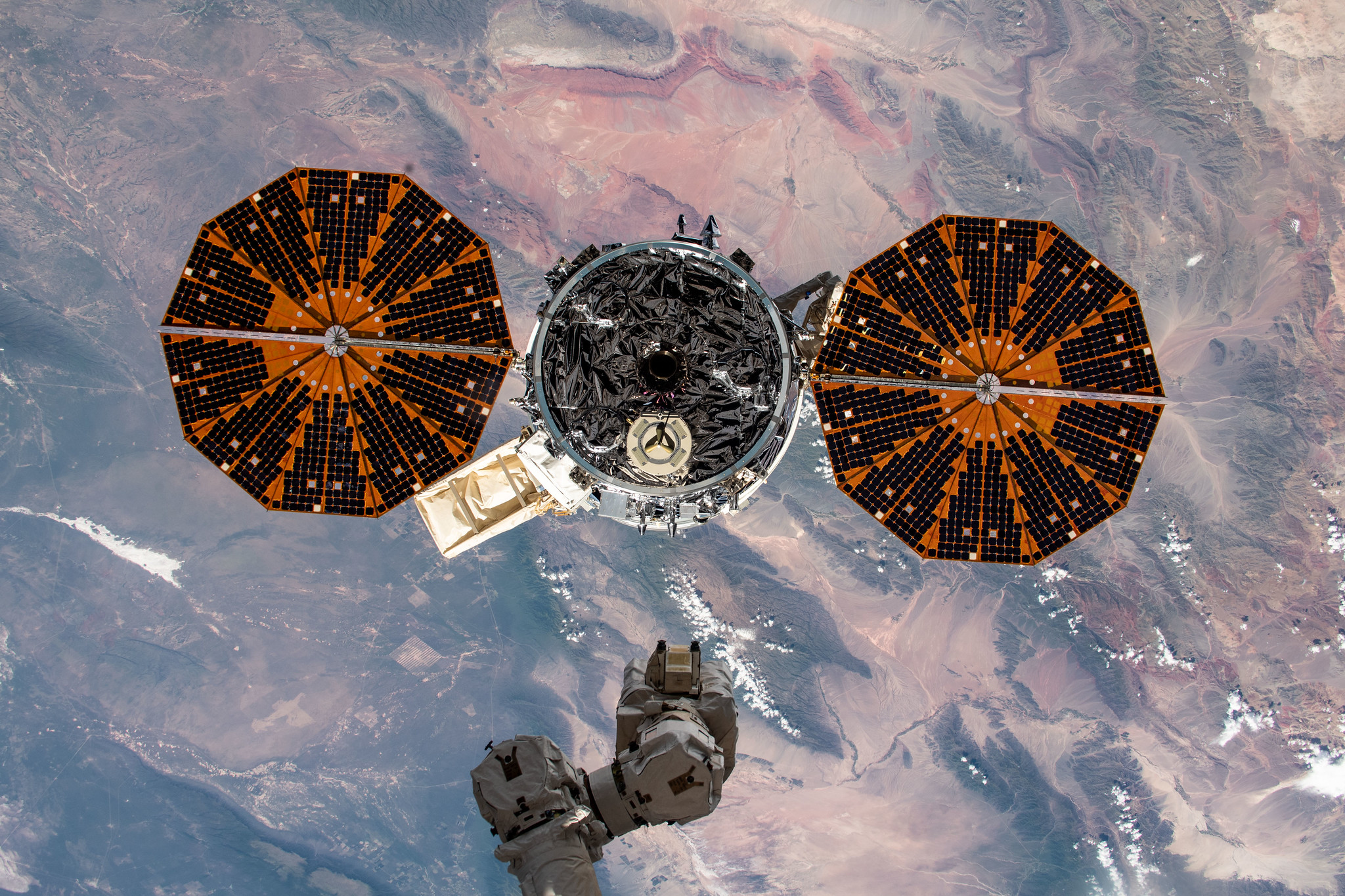 Figure 1: Capsula Cygnus, la câteva secunde după desprinderea de brațul robotic Canadarm2 al Stației Spațiale Internaționale (Sursa foto: NASA)
