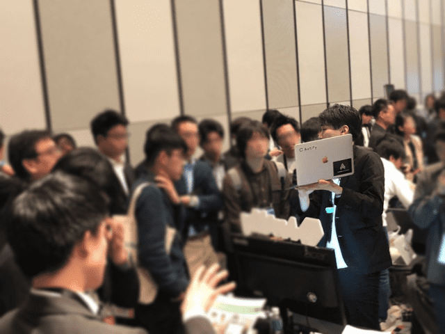 Tech Crunch Tokyo 2019 のAutifyブースで観衆に囲まれる近澤
