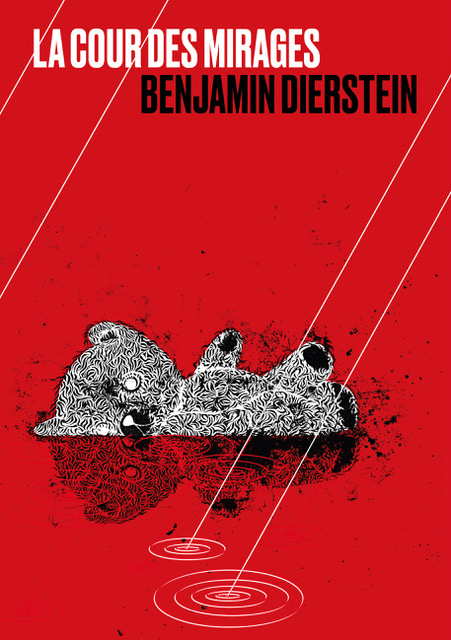Tout en haut, titre en blanc, caractères gras, juste en-dessous, nom de l'auteur en noir. Couverture rouge sang, avec un ours en peluche gris à demi noyé.