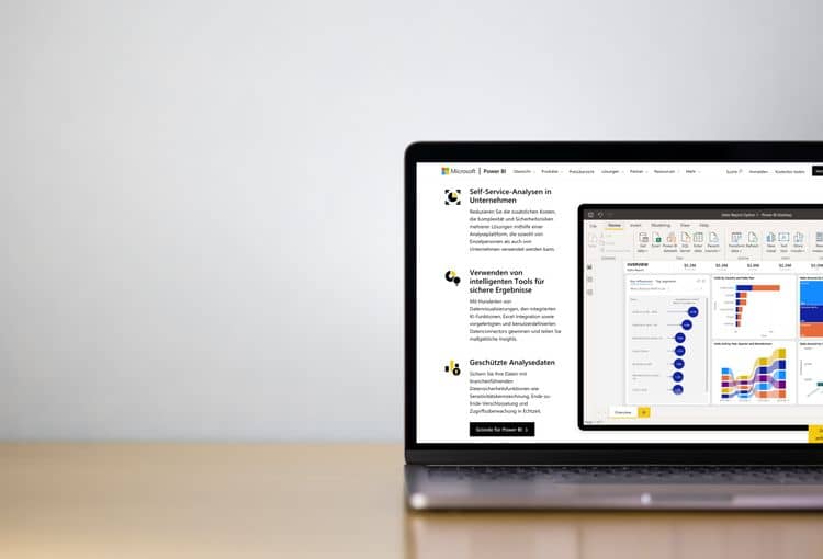 Laptop mit Power BI Laptop mit Power BI auf Schreibtisch