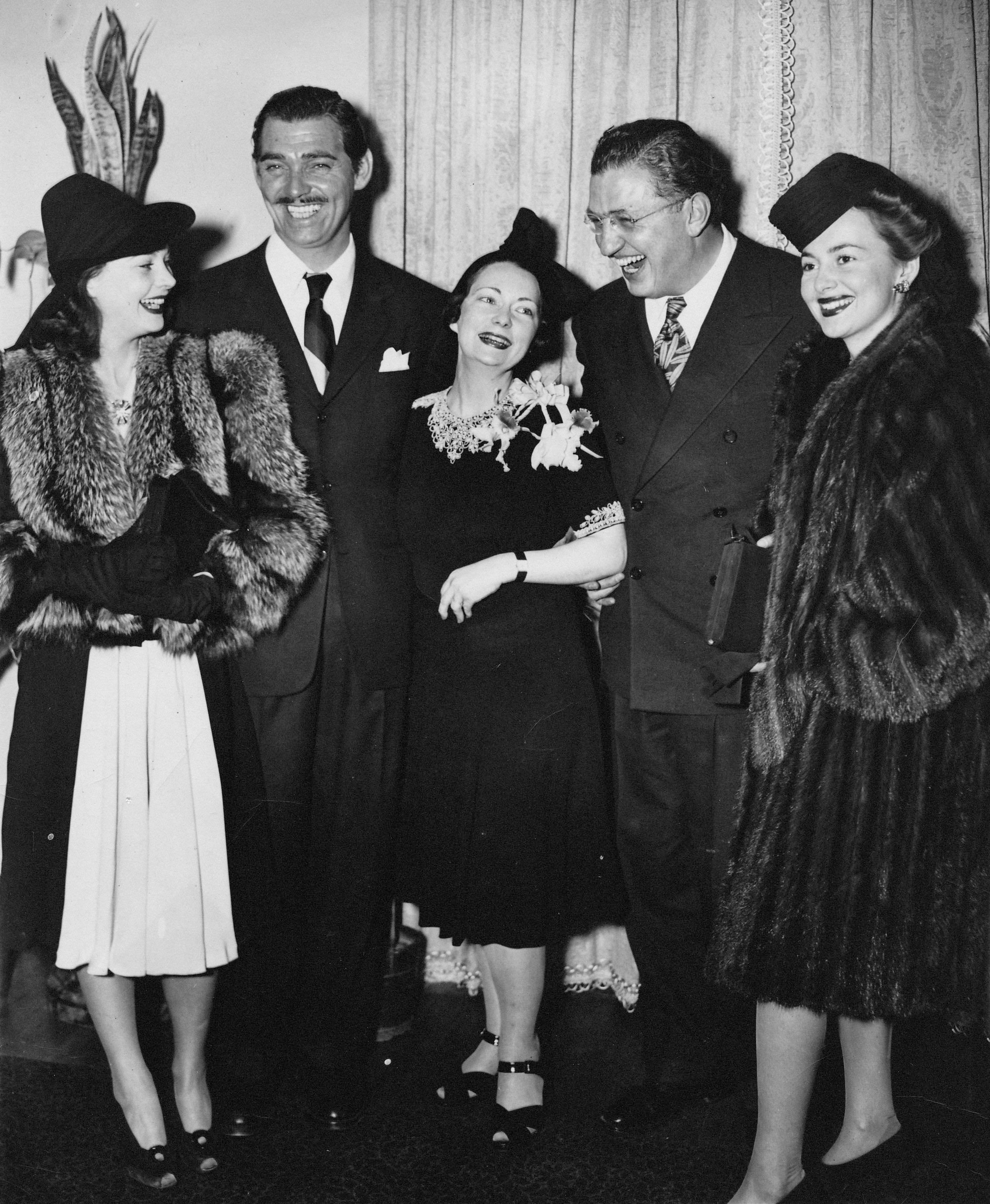 Вивьен Ли, Кларк Гейбл, Маргарет Митчелл, Дэвид Селзник и Оливия Де Хэвилленд на премьере фильма «Унесенные ветром» в 1939 году. Источник: thirteen.org
