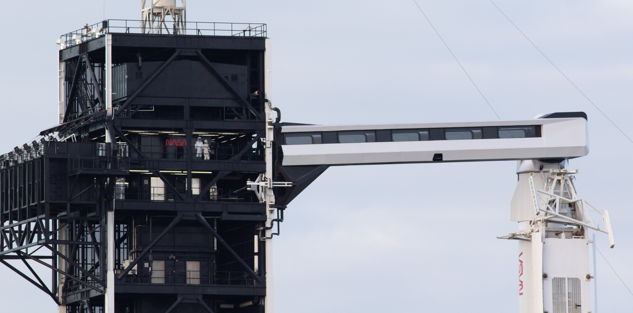 Imaginea 1: Racheta Falcon 9 și capsula Dragon pe rampa LC-39A de la Centrul Spațial Kennedy din Florida, înainte de lansarea misiunii USCV-1 (Sursă foto: NASA)
