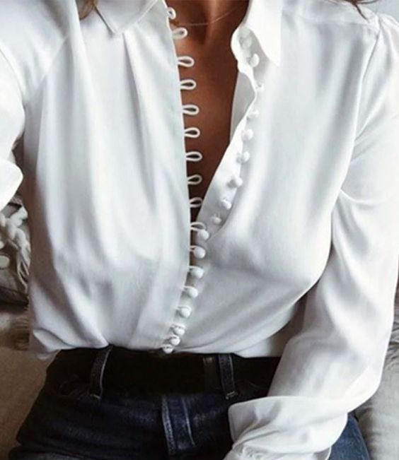 Chemise blanche avec boutonnière originale