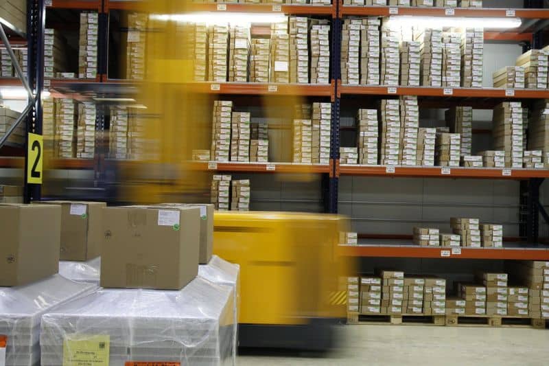 Apps für die Industrie, Lagerlogistik und Produktion Hochregallager mit Paketen und sich bewegender Gabelstapler