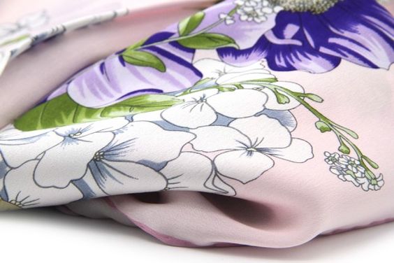 Foulard rose pâle à fleurs blanches et violettes