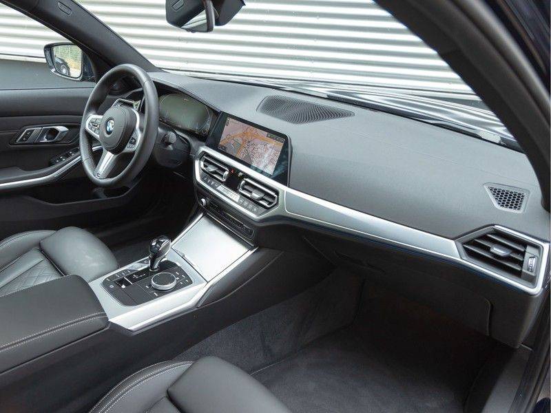 BMW 3 Serie 330e M-Sport - Individual - Dak - ACC - Harman Kardon - Trekhaak afbeelding 13