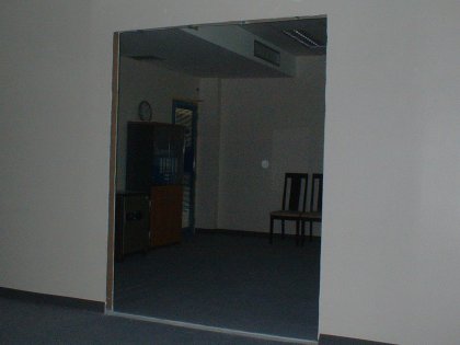 Man hat zur Zeit erschwerten Zugang zum Weltennetz. Grund ist die termingerechte Anbringung einer "Müssen wir nicht immer außenrum laufen und Patrick dem Herzinfarkt näher bringen wenn wir von hinten aus dem Dunkel mit Wünschen und Fragen herausgeschossen kommen und er uns nicht kommen hört weil er laute Musik aus um die Ohren schließenden Kopfhörern hört"-Öffnung in der Wand. Ich nehme auch an, dass dann öfter die Milch alle ist (so wie jetzt eben) weil das Kaffeekochen dann keine Weltreise mehr ist (auch ich bin drei Meter näher an den Wasserkocher gezogen).
Das Leben ist schön. Ich möchte an der Stelle nochmal die Masseuse und die Köchin erwähnen.
PS: Begrüßen Sie uns auch das nächste Mal wieder, wenn es heißt: Platzieren Sie soviele Insider wie möglich unter einem aussagekräftigen Bild.